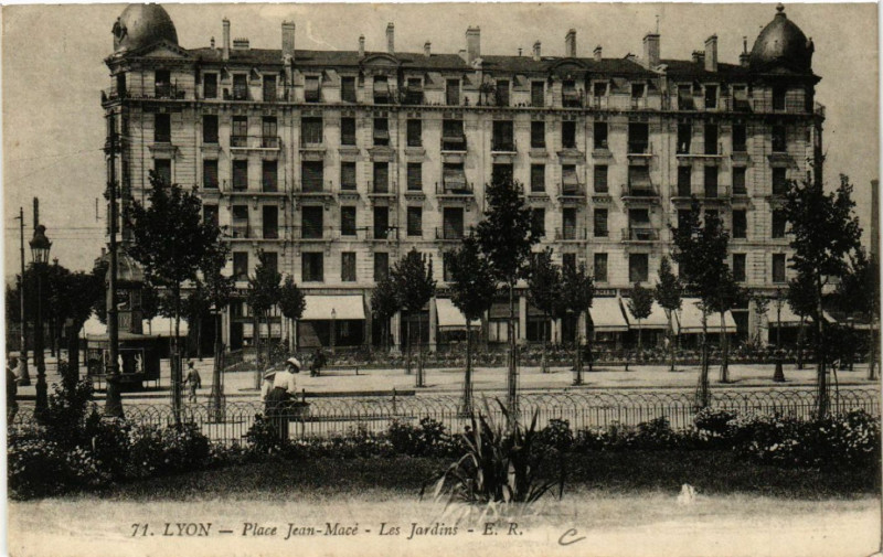 Carte postale ancienne Lyon Place Jean-Mace. Les Jardins à Lyon