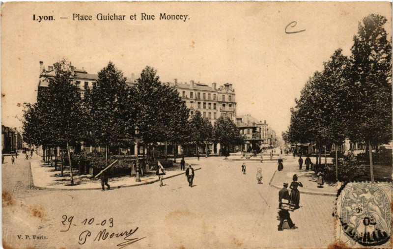 Carte postale ancienne Lyon Place Guichard. Rue Moncey à Lyon