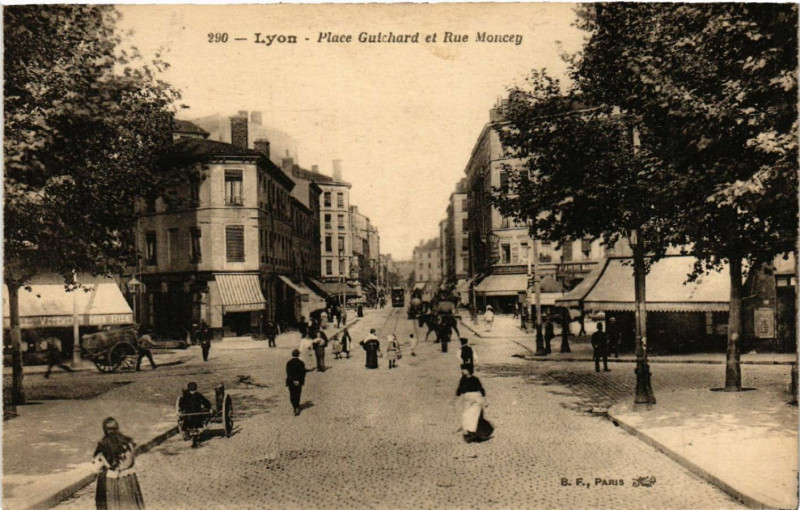 Carte postale ancienne Lyon Place Guichard. Rue Moncey à Lyon