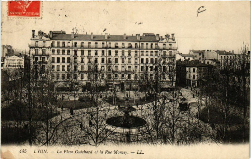 Carte postale ancienne Lyon Place Guichard. Rue Moncey à Lyon