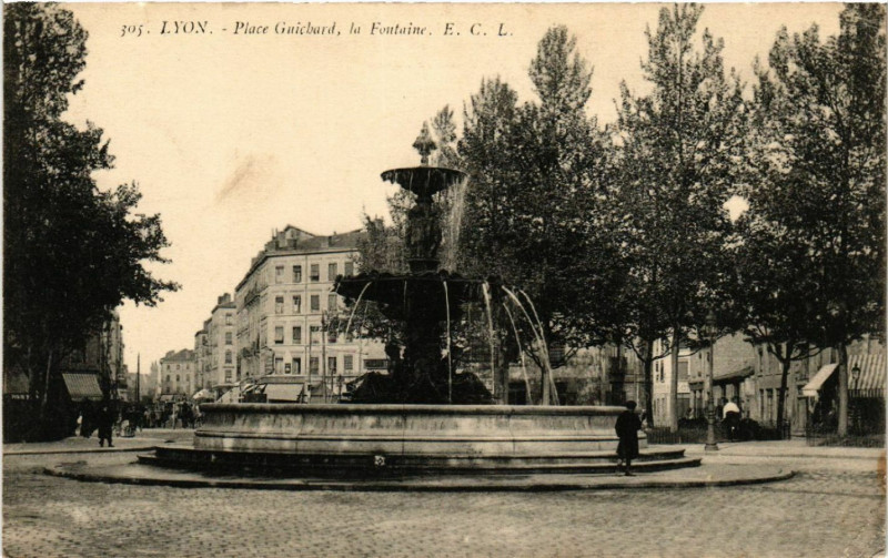 Carte postale ancienne Lyon Place Guichard. La Fontaine à Lyon