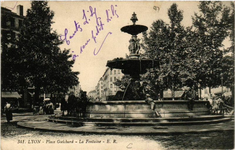 Carte postale ancienne Lyon Place Guichard. La Fontaine à Lyon