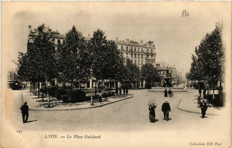 Carte postale ancienne Lyon Place Guichard. à Lyon