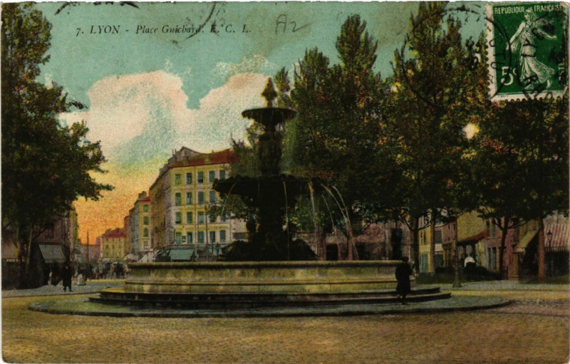 Carte postale ancienne Lyon Place Guichard. à Lyon