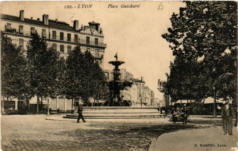 Carte postale ancienne Lyon Place Guichard. à Lyon