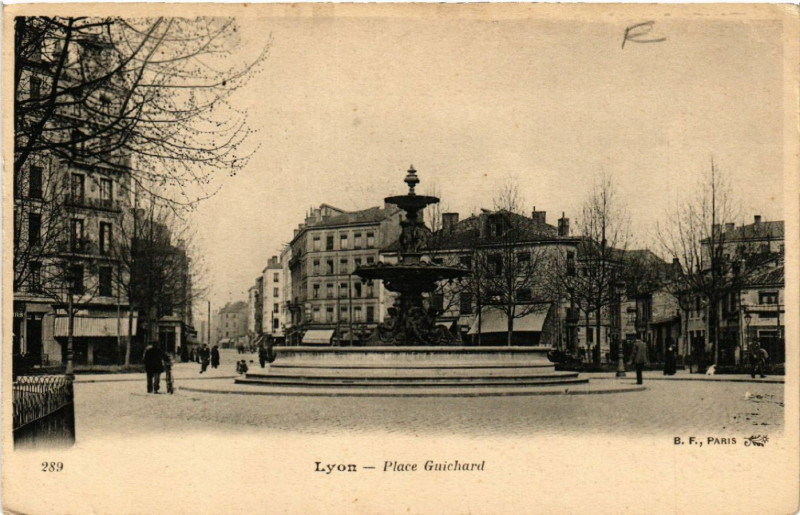 Carte postale ancienne Lyon Place Guichard. à Lyon