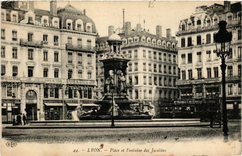 Carte postale ancienne Lyon Place et Fontaine des Jacobins à Lyon