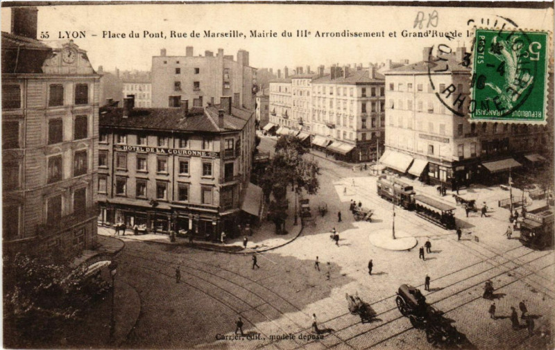 Carte postale ancienne Lyon Place du Pont. Rue de Marseille Mairie du Iie arr. à Lyon
