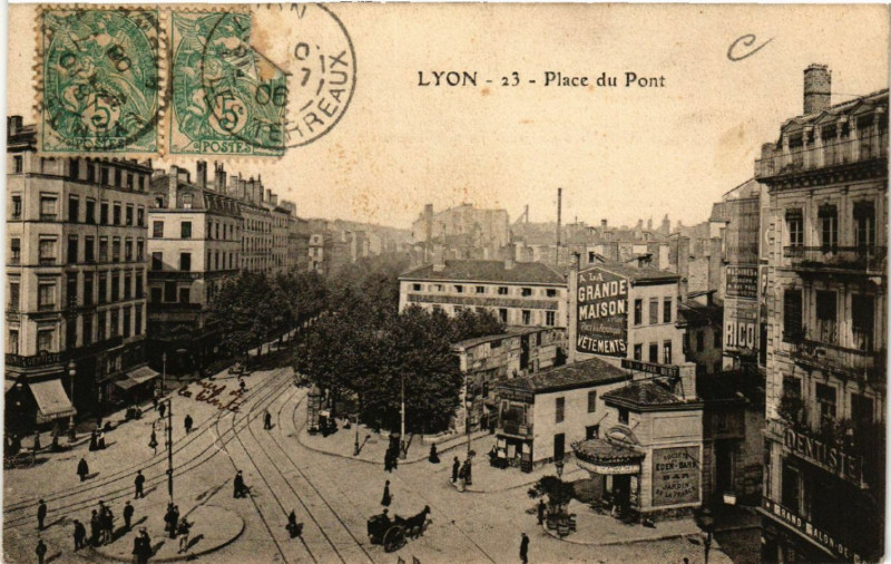 Carte postale ancienne Lyon Place du Pont. à Lyon