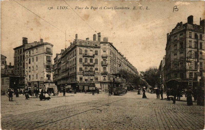 Carte postale ancienne Lyon Place du Pont et Cours Gambetta à Lyon