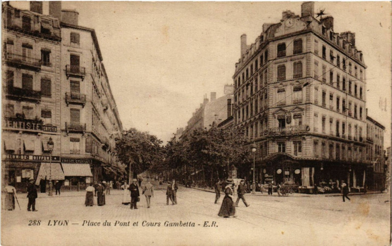 Carte postale ancienne Lyon Place du Pont et Cours Gambetta à Lyon
