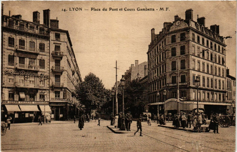 Carte postale ancienne Lyon Place du Pont et Cours Gambetta à Lyon