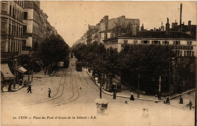 Carte postale ancienne Lyon Place du Pont et Cours de la Liberte à Lyon