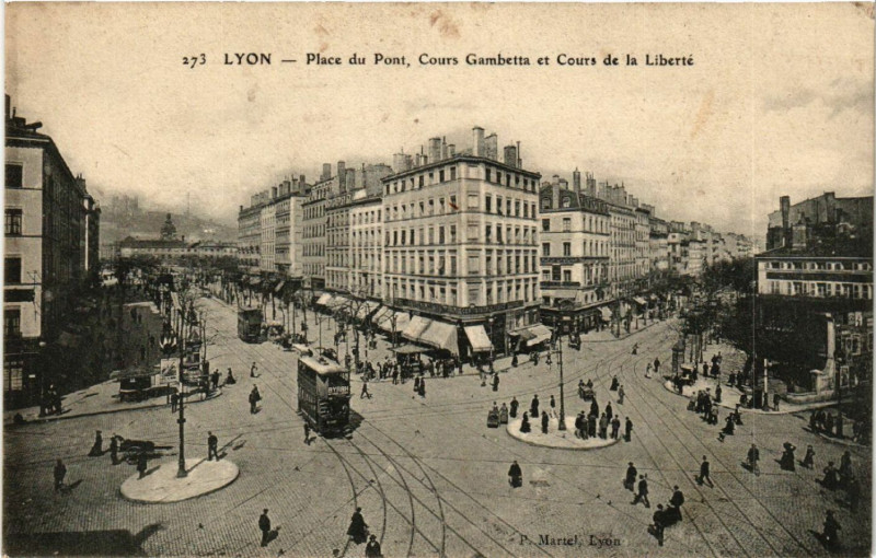 Carte postale ancienne Lyon Place du Pont Cours Gambetta et de la Liberte à Lyon