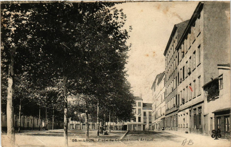 Carte postale ancienne Lyon Place du Commandant Arnaud à Lyon
