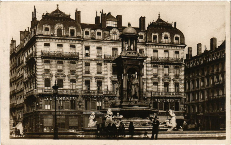 Carte postale ancienne Lyon Place des Jacobins. La Fontaine à Lyon