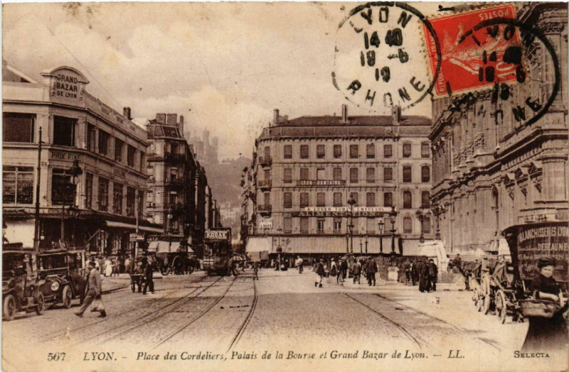 Carte postale ancienne Lyon Place des Cordeliers. Palais de la Bourse Grand Bazar de Lyon à Lyon