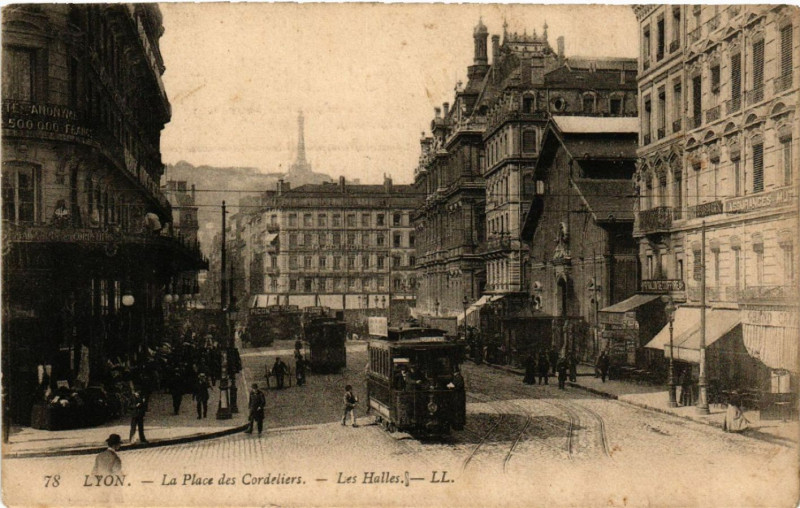 Carte postale ancienne Lyon Place des Cordeliers. Les Halles à Lyon