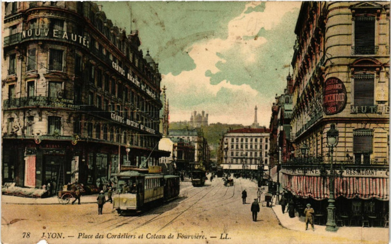 Carte postale ancienne Lyon Place des Cordeliers. Coteau de Fourviere à Lyon