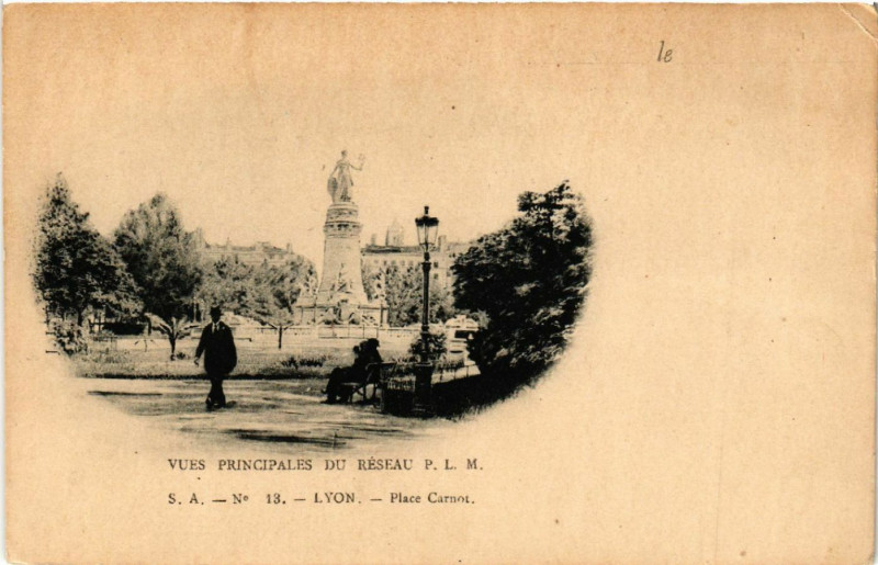 Carte postale ancienne Lyon Place Carnot. Vues principales du Resaeua P.L.M. à Lyon