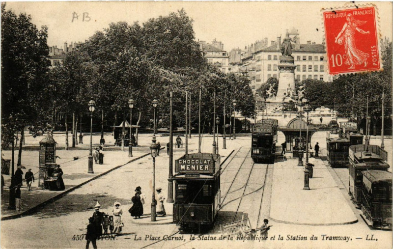 Carte postale ancienne Lyon Place Carnot. Statue de la Republique Station du Tramway à Lyon