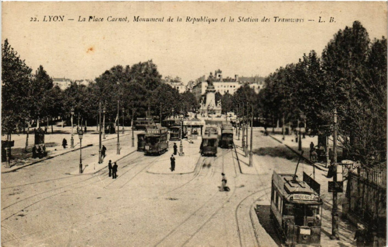 Carte postale ancienne Lyon Place Carnot. Monument de la Republique Station des Tramways à Lyon