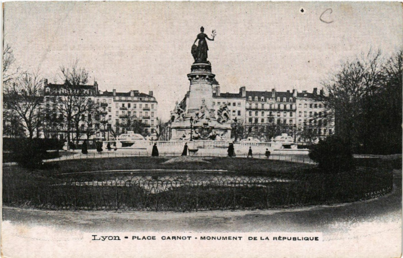 Carte postale ancienne Lyon Place Carnot. Monument de la Republique à Lyon