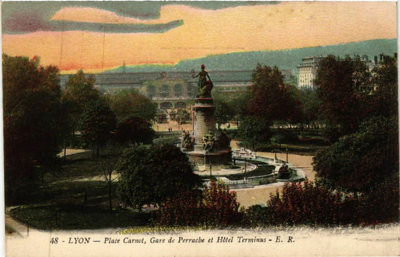 Carte postale ancienne Lyon Place Carnot. Gare de Perrache. Hotel Terminus à Lyon