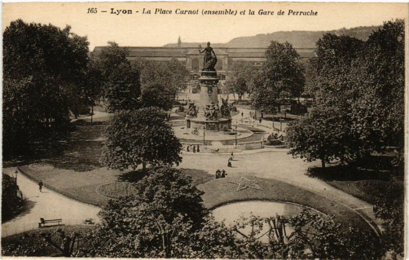 Carte postale ancienne Lyon Place Carnot. Gare de Perrache à Lyon