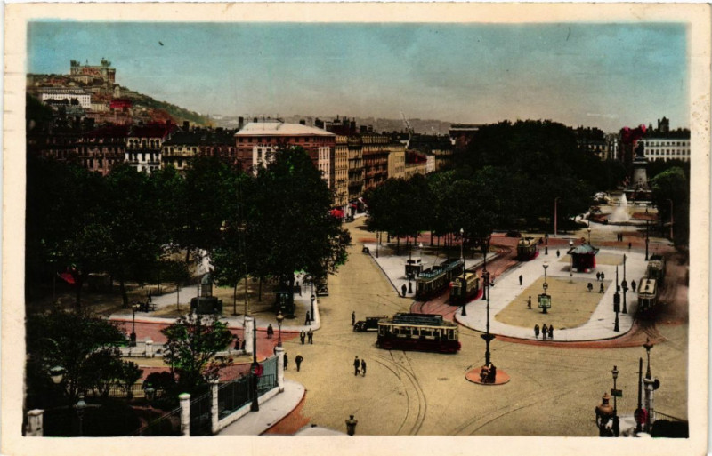 Carte postale ancienne Lyon Place Carnot. Colline de Fourviere à Lyon