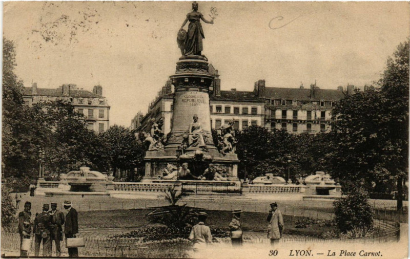 Carte postale ancienne Lyon Place Carnot. à Lyon