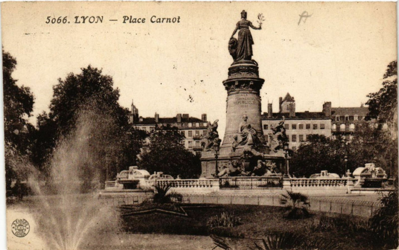 Carte postale ancienne Lyon Place Carnot. à Lyon
