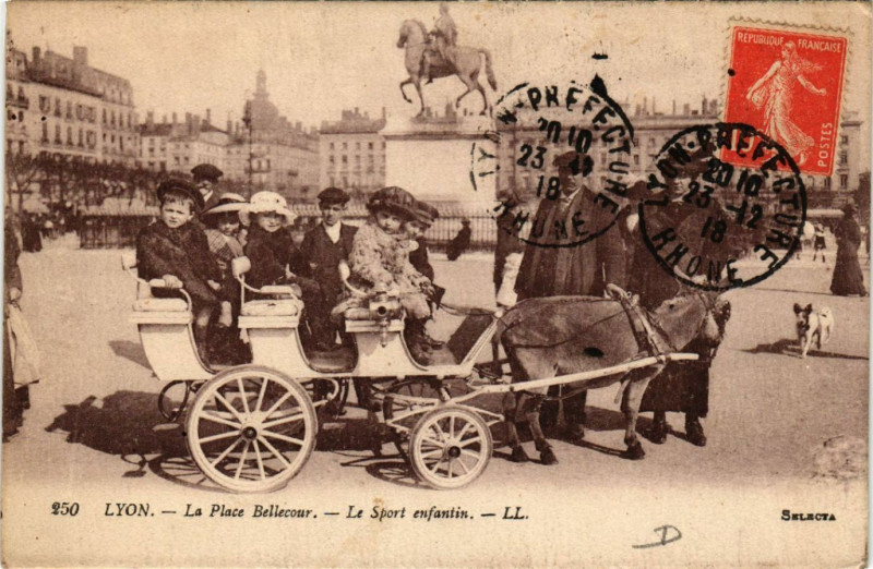 Carte postale ancienne Lyon Place Bellecour. Le Sport enfantin à Lyon