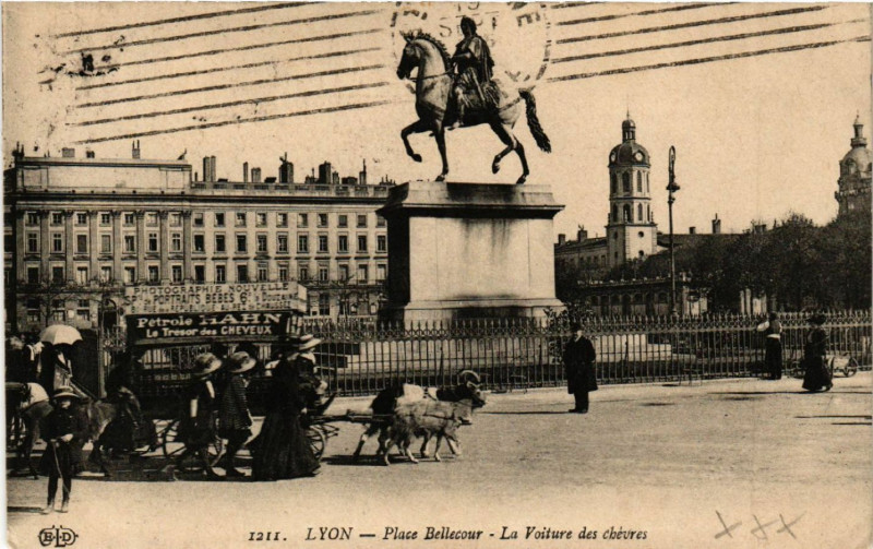 Carte postale ancienne Lyon Place Bellecour. La Voiture des chevres à Lyon