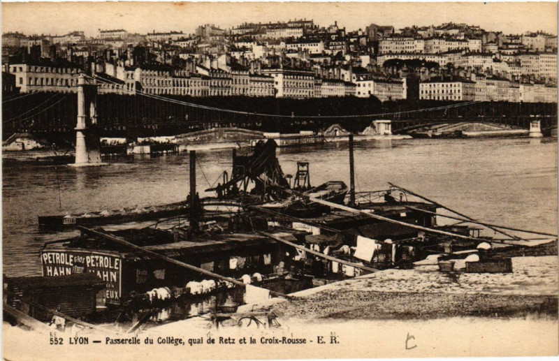 Carte postale ancienne Lyon Passerelle du College quai de Retz et la Croix-Rousse à Lyon