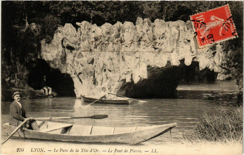 Carte postale ancienne Lyon Parc de la Tete d'Or Le Pont de Pierre à Lyon