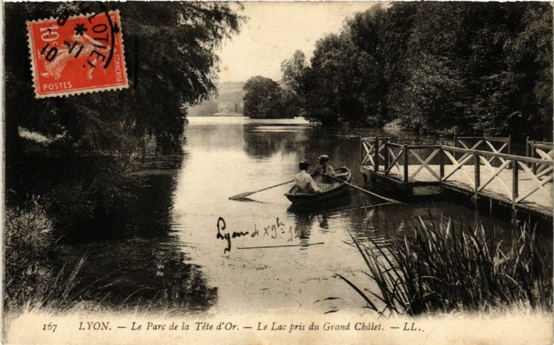 Carte postale ancienne Lyon Parc de la Tete d'Or Le Lac pris du Grand Chalet à Lyon
