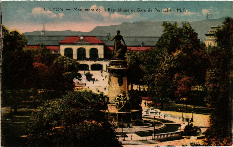 Carte postale ancienne Lyon Monument de la Republique. Gare de Perrache à Lyon