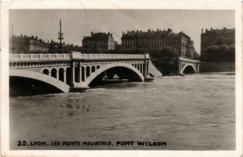 Carte postale ancienne Lyon Les Ponts Meurtris Pont Wilson à Lyon