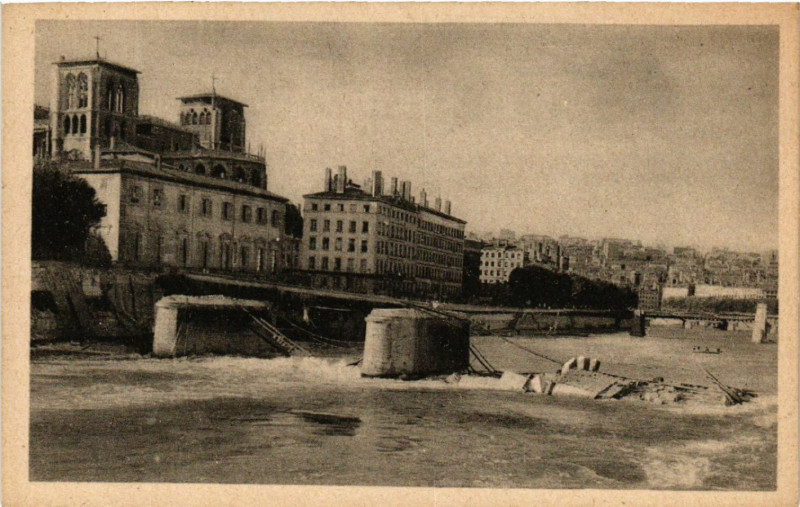 Carte postale ancienne Lyon Les Ponts Meurtris Pont Tilsitt à Lyon