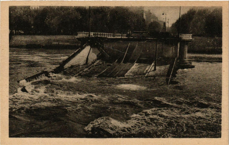Carte postale ancienne Lyon Les Ponts Meurtris Pont Morand à Lyon