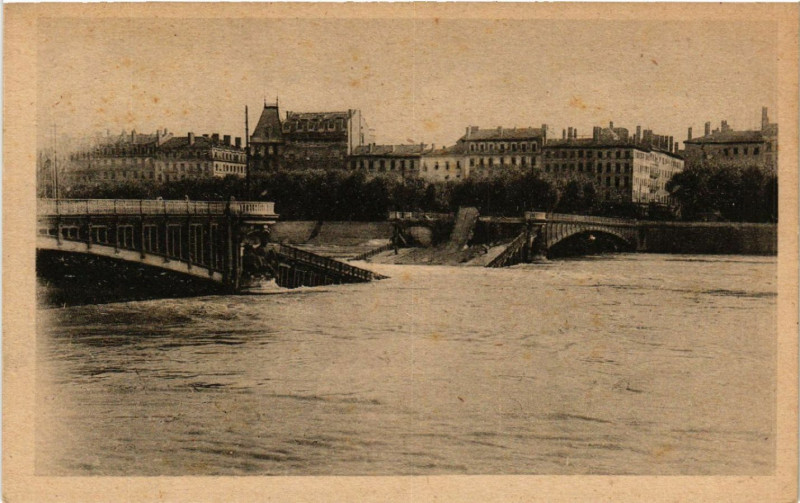 Carte postale ancienne Lyon Les Ponts Meurtris Pont Lafayette à Lyon