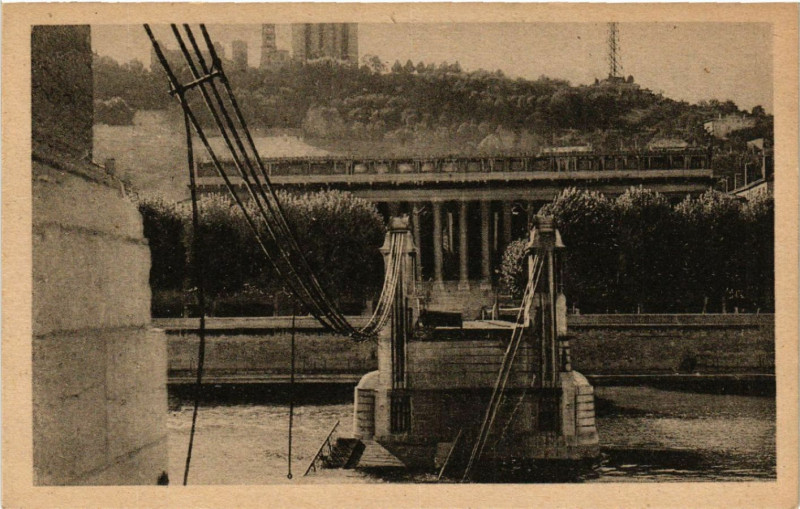 Carte postale ancienne Lyon Les Ponts Meurtris Pont du Palais de Justice à Lyon