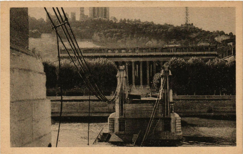 Carte postale ancienne Lyon Les Ponts Meurtris Pont du Palais de Justice à Lyon