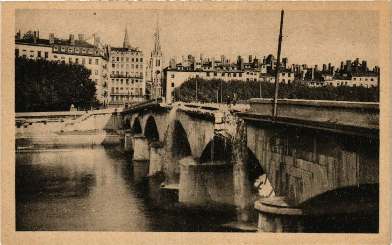 Carte postale ancienne Lyon Les Ponts Meurtris Pont du Change à Lyon