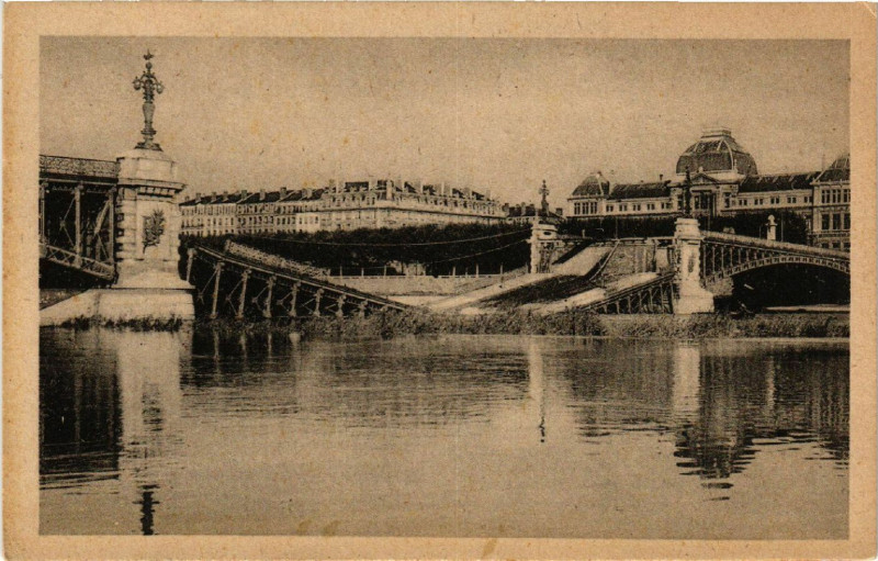 Carte postale ancienne Lyon Les Ponts Meurtris Pont de l'Universite à Lyon