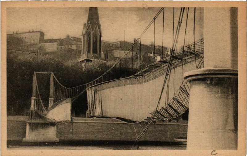 Carte postale ancienne Lyon Les Ponts Meurtris Passerelle St-Georges à Lyon