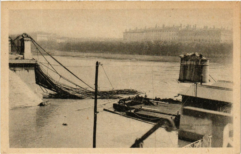 Carte postale ancienne Lyon Les Ponts Meurtris Passerelle du College à Lyon