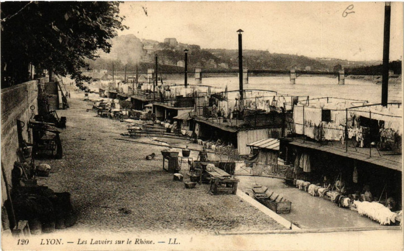Carte postale ancienne Lyon Les Lavoirs sur le Rhone à Lyon