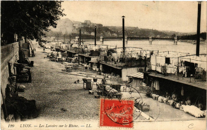 Carte postale ancienne Lyon Les Lavoirs sur le Rhone à Lyon
